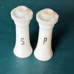 Vintage Tupperware salt and pepper shakers #831  4 inch high